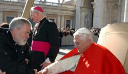 Padre Tomas Saludando al Papa Benedicto XVI