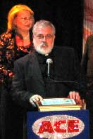 Padre Tomás aceptandon el Premio ACE 2007.